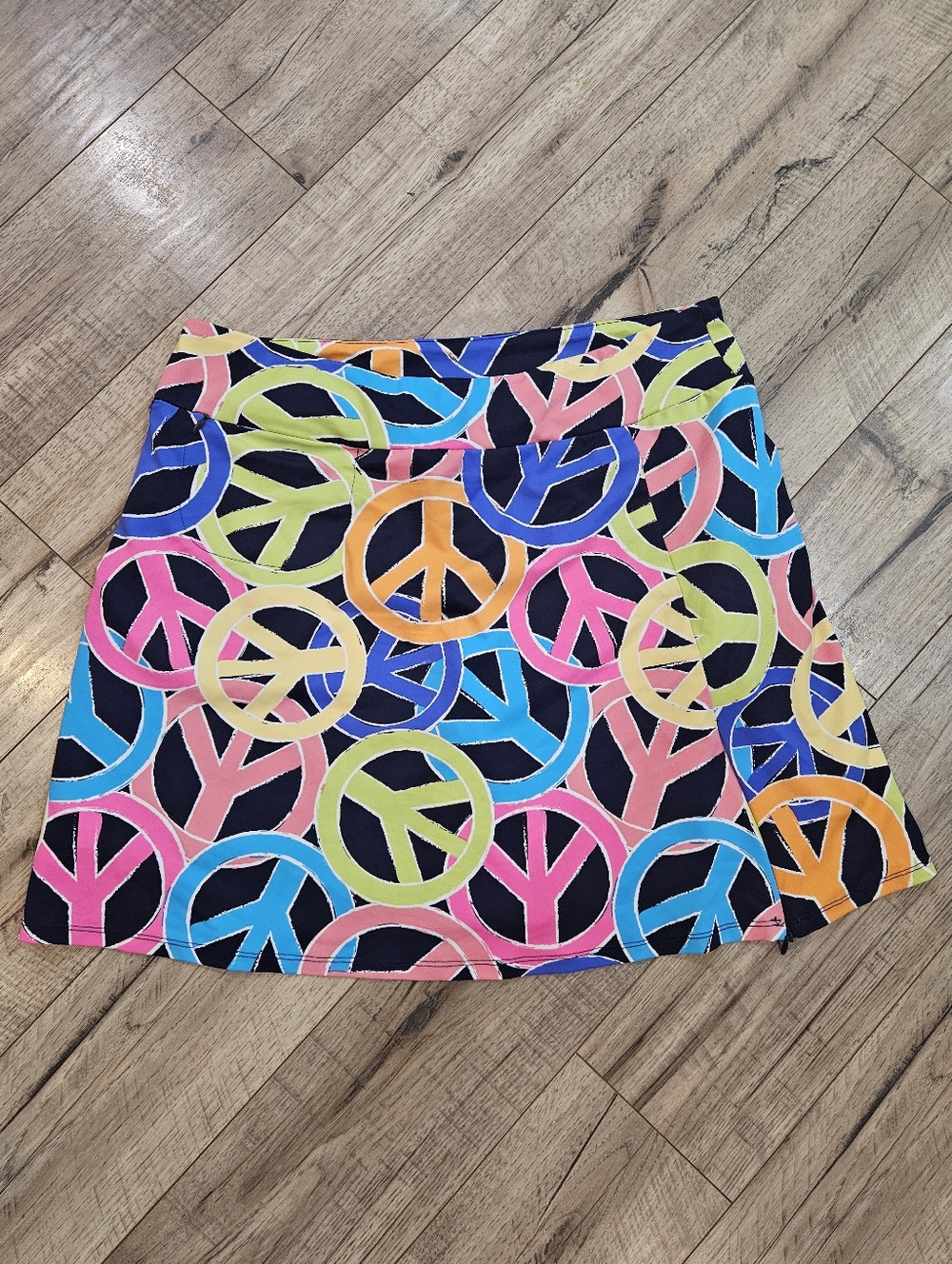 Women’s Lulu B Golf Tennis Pickleball Activewear Skort M Peace Sign Multicolor